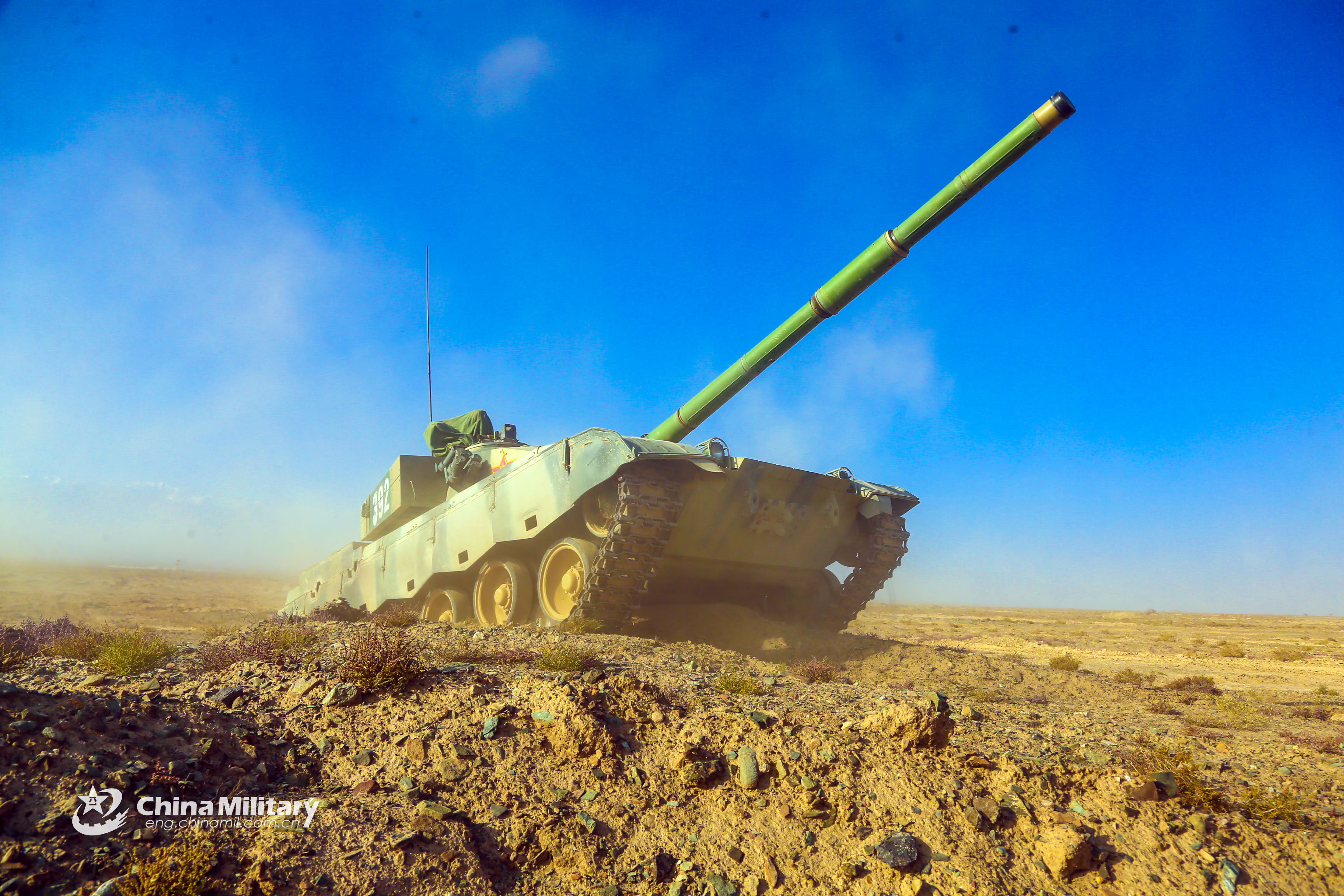 装甲部队寸草不生荒滩演练协同作战提升实战能力