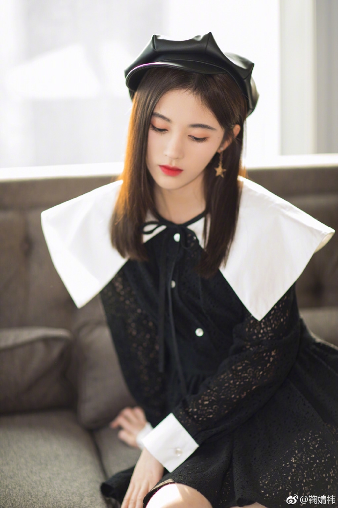 组图鞠婧祎头戴贝雷帽美目放电娇俏坐窗边露细白美腿