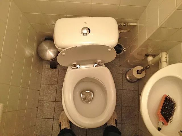 ▲站着撒尿时，居高临下的视野。（图/ohgodmywifeisgerman）
