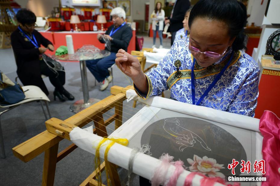 10月19日,第八届天津滨海文化创意展交会现场,绣娘现场刺绣.
