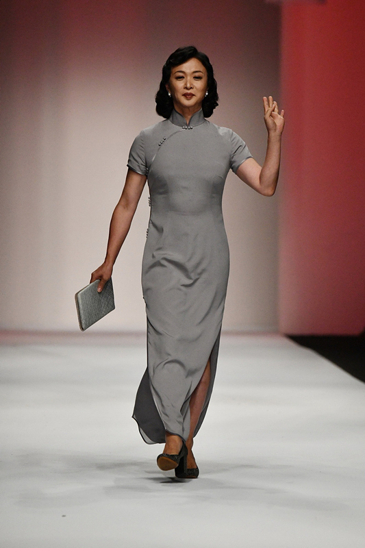 金星的腹肌跟普通女星的腹肌还不太一样，看起来感觉更为健壮。