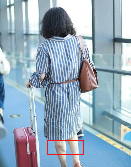 她的其他一些照片也经常会如此，虽然身材高挑，但是手臂上的肌肉线条也还是十分清晰。