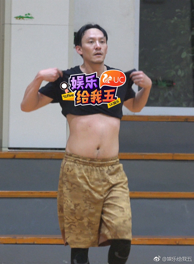 组图张震现身篮球馆大秀球技超热血撩衣服擦汗小肚腩抢镜