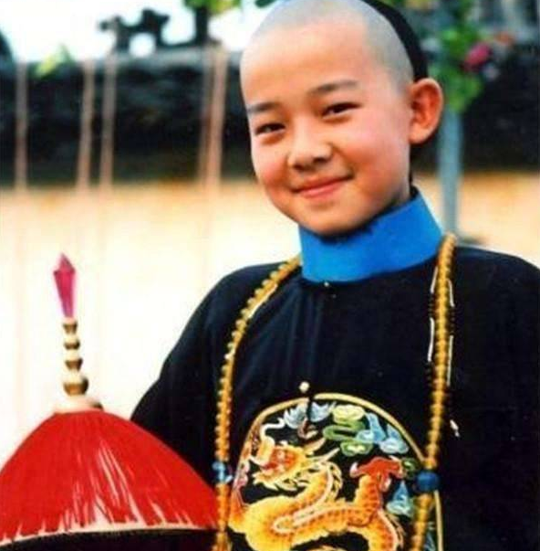 杨昊飞和徐峥饰演的李卫演对手戏,他那机灵可爱、伶牙俐齿的角色形象非常招人喜欢。