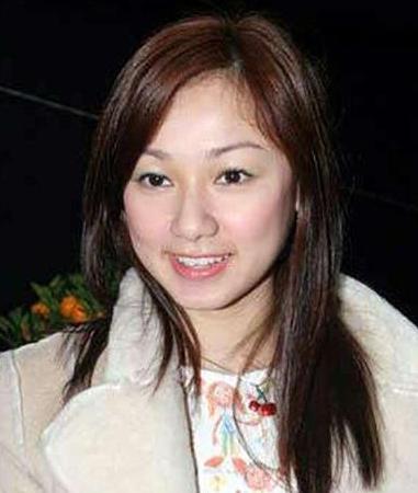 与洪金宝离婚后,韩国前妻至今为他守身如玉,3儿1女个个都争气!