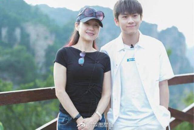 出道8年不红却不急,佛系武艺啥背景?看他妈妈20年前背的包