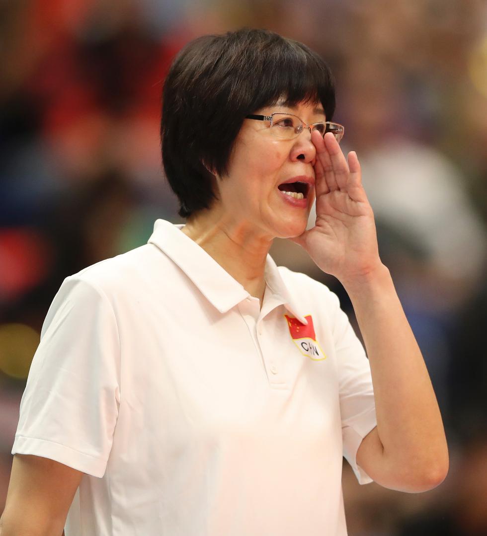 10月20日,中国队主教练郎平(中)在比赛间隙指导球员.