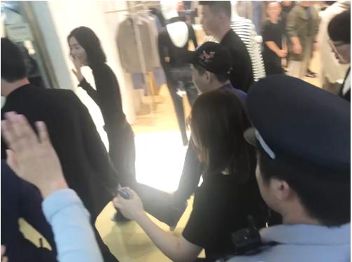 这张抓拍图可以看出刘雯是真正的纸片人,跟周围的人不是一个画风。