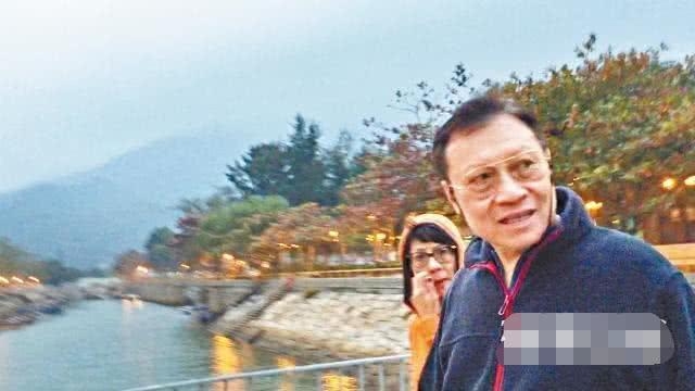 这段时间，郭炳湘远离妻子，与唐锦馨发展婚外情，并引起家人不满。