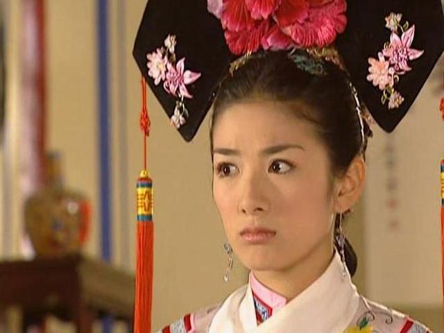 还珠格格第三部中的小燕子,收起了空气刘海,改成了中分头,旗头换成了