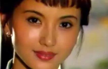 美吗？姣好的五官，含烟的弯眉，饱满的双颊，一颦一笑都是那么的惹人怜爱！