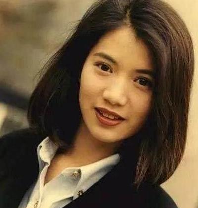 以“香港小姐冠军”的头衔进入娱乐圈，袁咏仪的美貌和演技实力受到了观众的热烈关注。