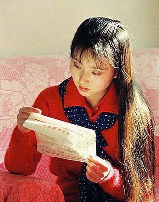 图：陈晓旭正在专注的看读者来信。