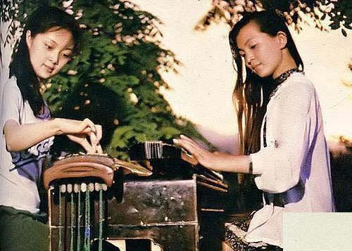 图：薛宝钗正在练习古琴，旁边那位是妙玉吗？