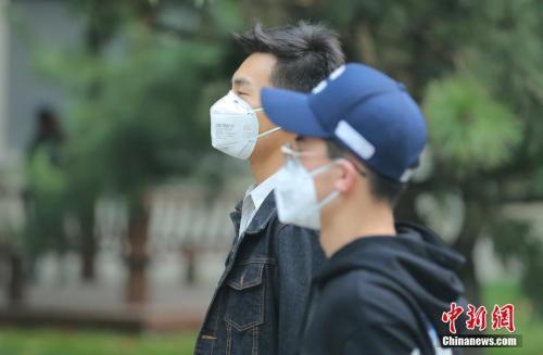 10月15日8时，北京民众戴口罩防护出行。中新社记者 杨可佳 摄