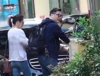 据了解，庾澄庆与妻子张嘉欣是2016年结婚，而17年就生下女儿，粉丝表示祝福。