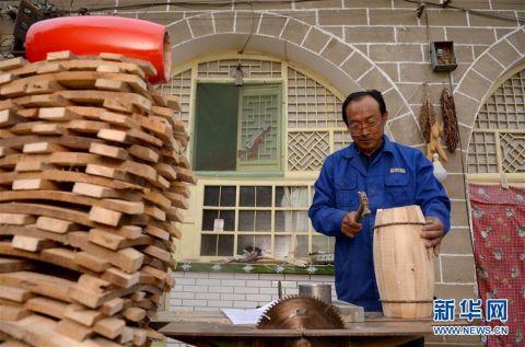 王永军在进行安塞腰鼓定型（10月19日摄）。 新华社记者刘潇摄