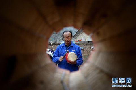 王永军在给安塞腰鼓钉炮钉（10月19日摄）。 新华社记者刘潇摄