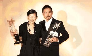 吴君如在演绎圈有两段恋情为人熟知，一段是刚出道不久与杜德伟。