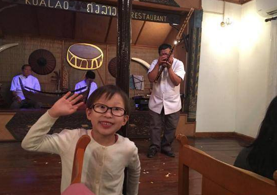 这是李明小女儿的近照,看来近视眼比较严重,从镜片来看.