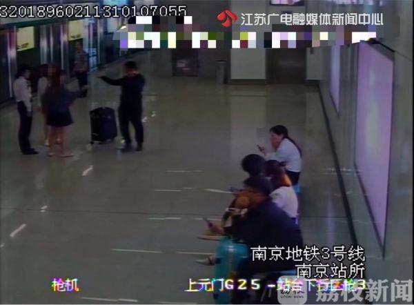 地铁顶臀排行视频_顶臀、摸腿、偷拍裙内照片,“地铁色狼”们的狂欢(2)