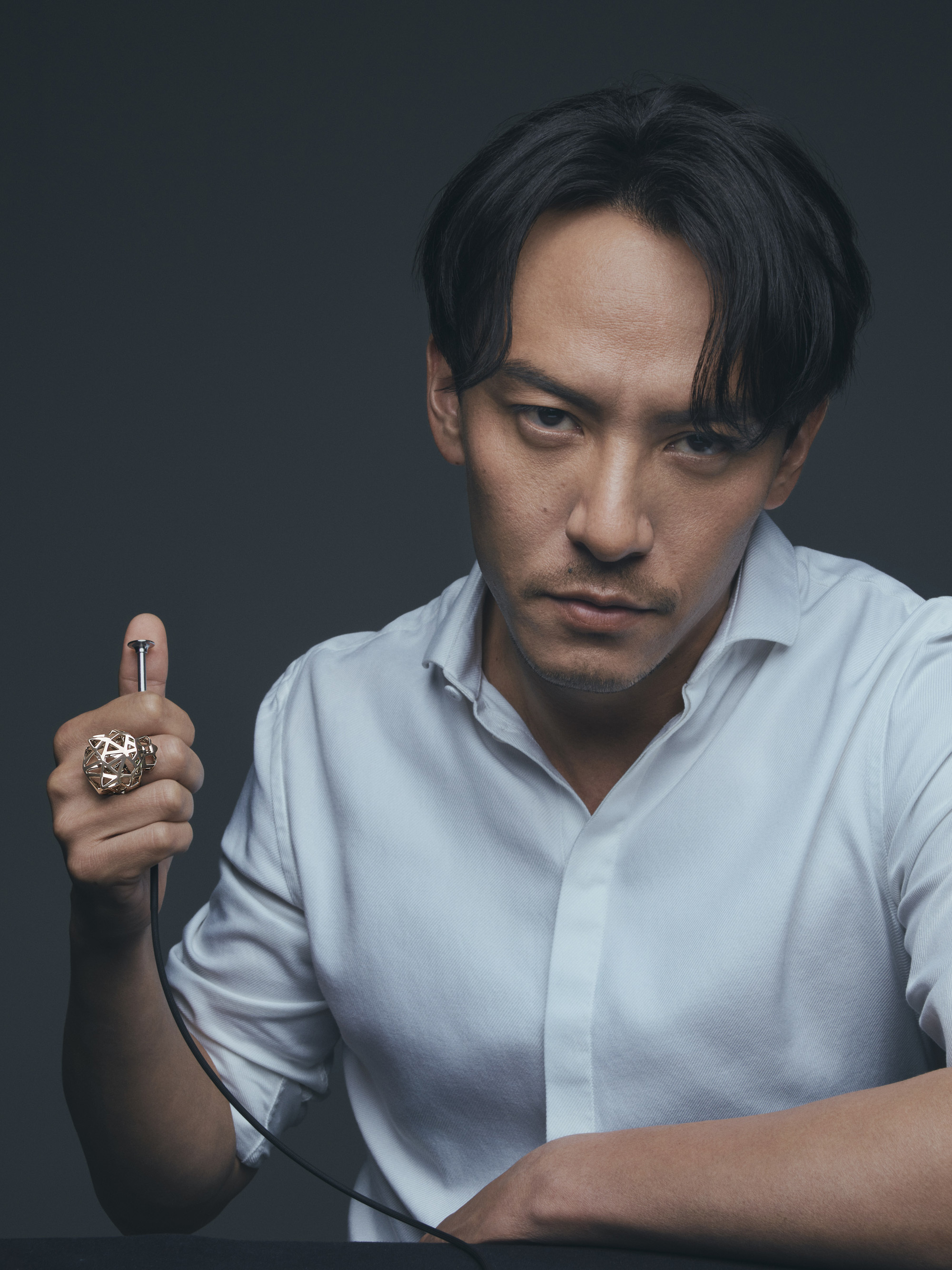 男神张震曝光"震摄"大片 野性眼神定格成熟魅力