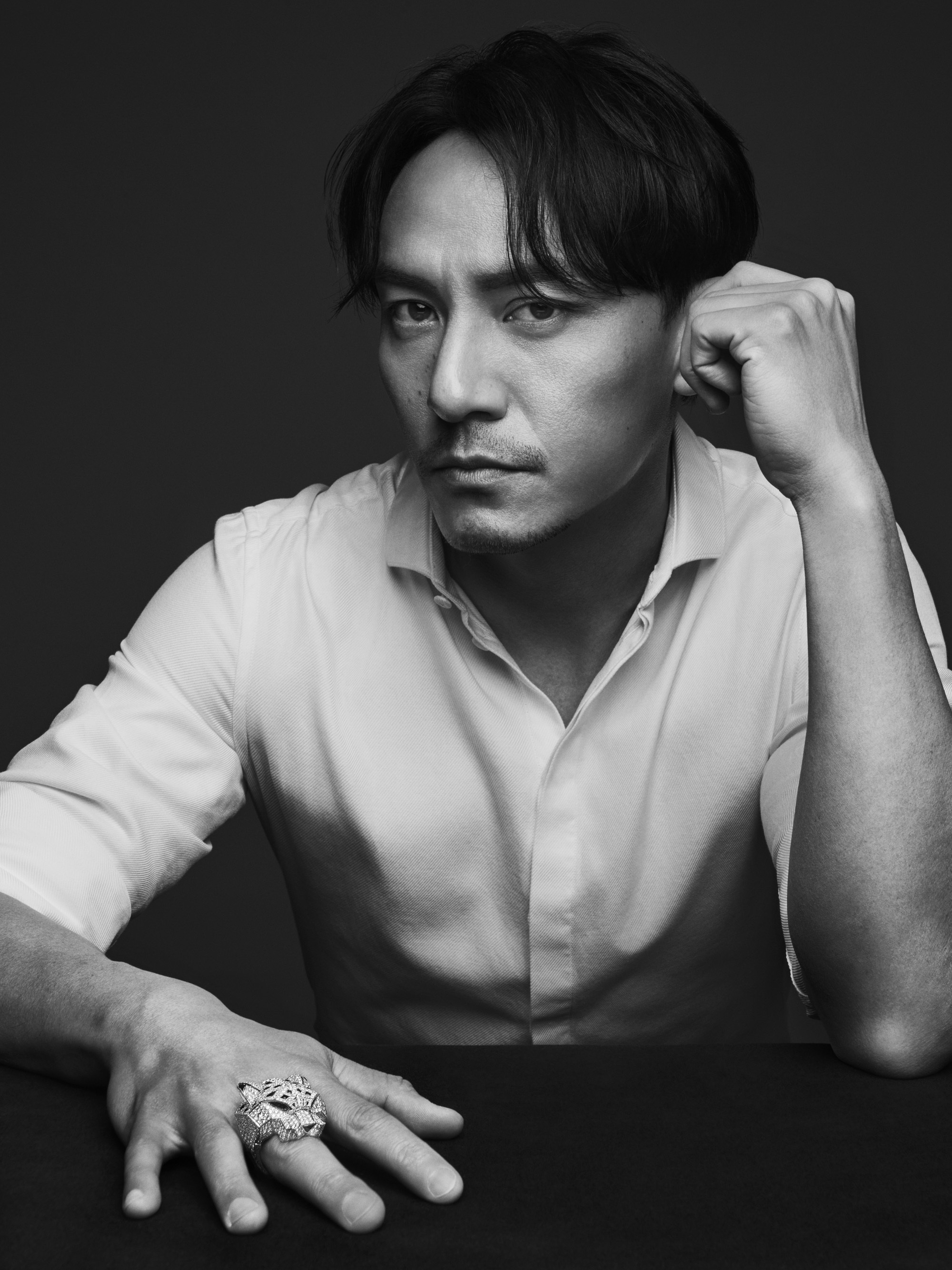 男神张震曝光"震摄"大片 野性眼神定格成熟魅力