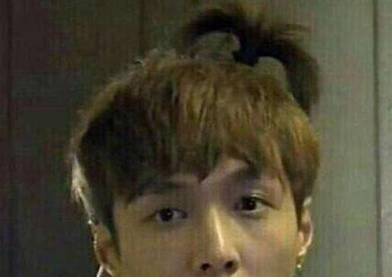 有一次在节目里，张艺兴不经意间产生了“错位”，这竟毫无违和感，太可爱了，真的是萌出天际了。