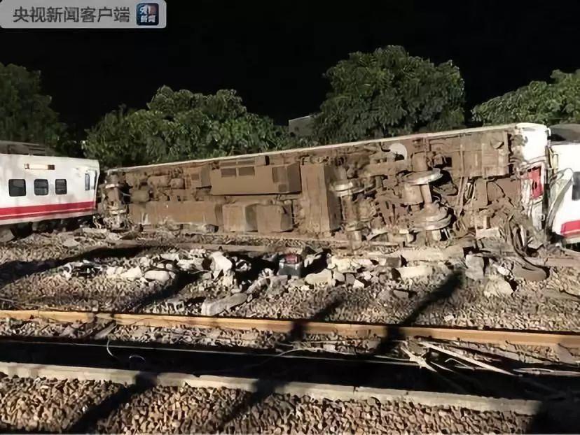 台湾列车出轨侧翻已致18人死亡 乘客讲述事发经过