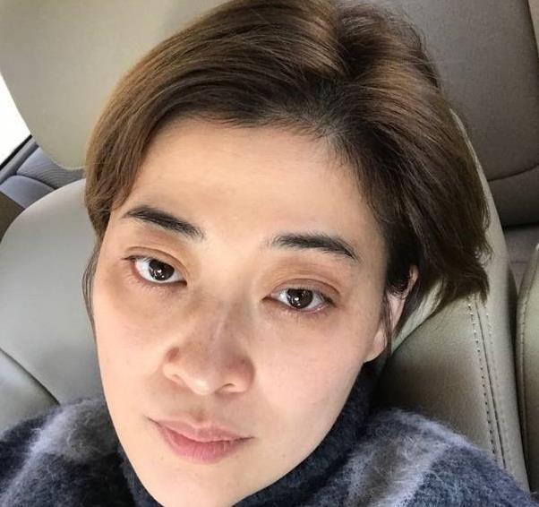 42歲梅婷近照風采不減素顏比許晴顯老丈夫不帥兒女顏值超高