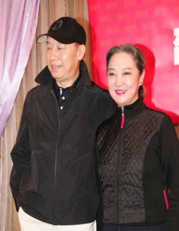 岳华生前与妻子恬妮出席活动时老态尽显，走路需要拄拐杖，整个人也瘦成了皮包骨。