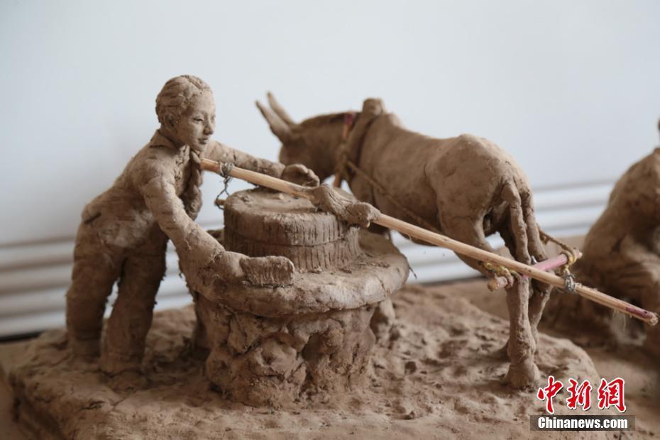 "泥塑达人"用泥巴还原农耕生活载乡愁
