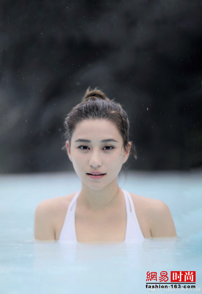 赌王最美千金何超莲穿泳装秀上围傲人