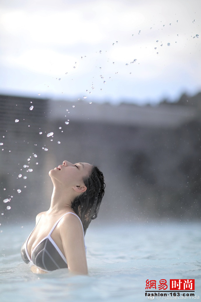 赌王最美千金何超莲穿泳装秀上围傲人