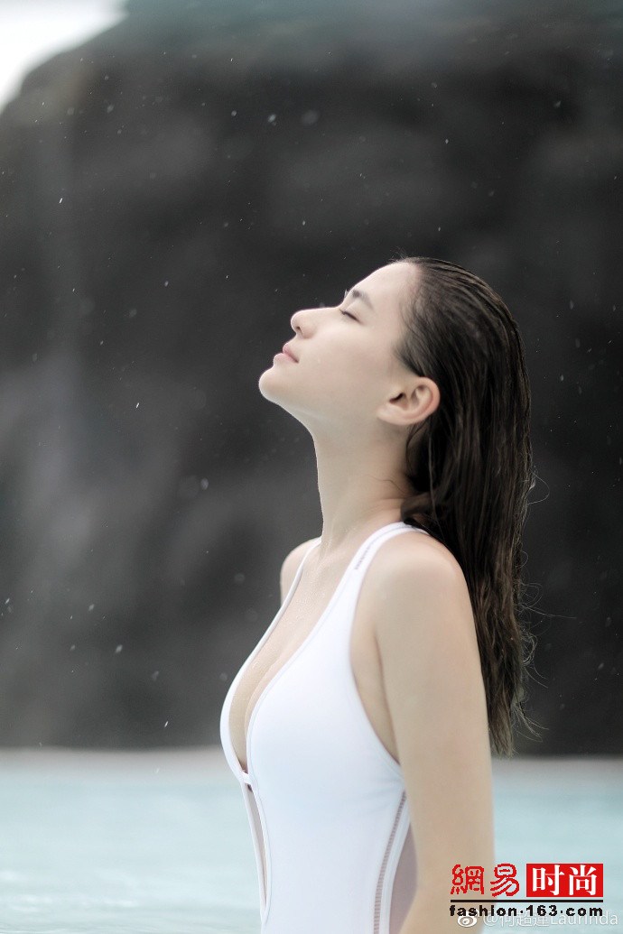 赌王最美千金何超莲穿泳装秀上围傲人