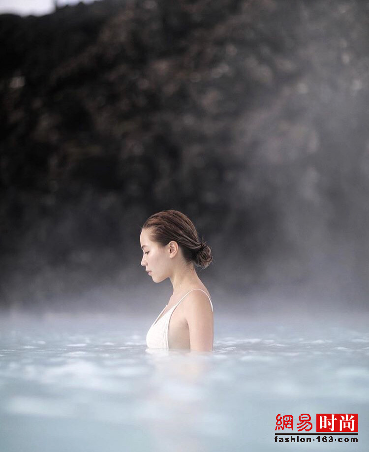 赌王最美千金何超莲穿泳装秀上围傲人