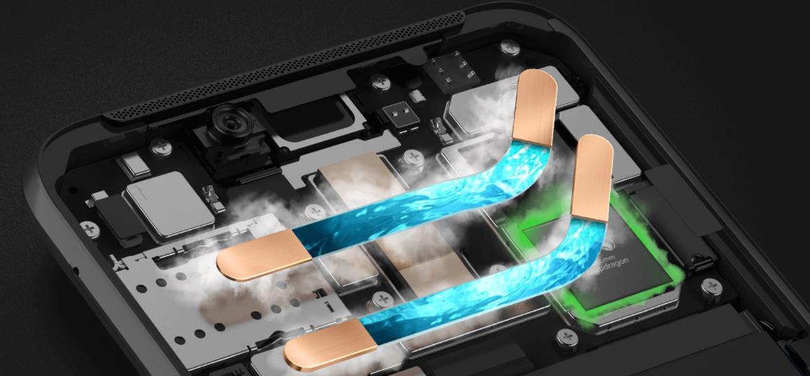 首家采用的双热管拥有着更强劲的传热能力,更宽畅的散热通路，单热管热传能力5W ,双热管的热传能力达到10W以上;cpu核心温度降低12度散热效率快一倍，cpu核心温度降低12度(对比无液冷散热管);此外，黑鲨游戏手机Helo整机均温性更均匀,用户手感更舒适。