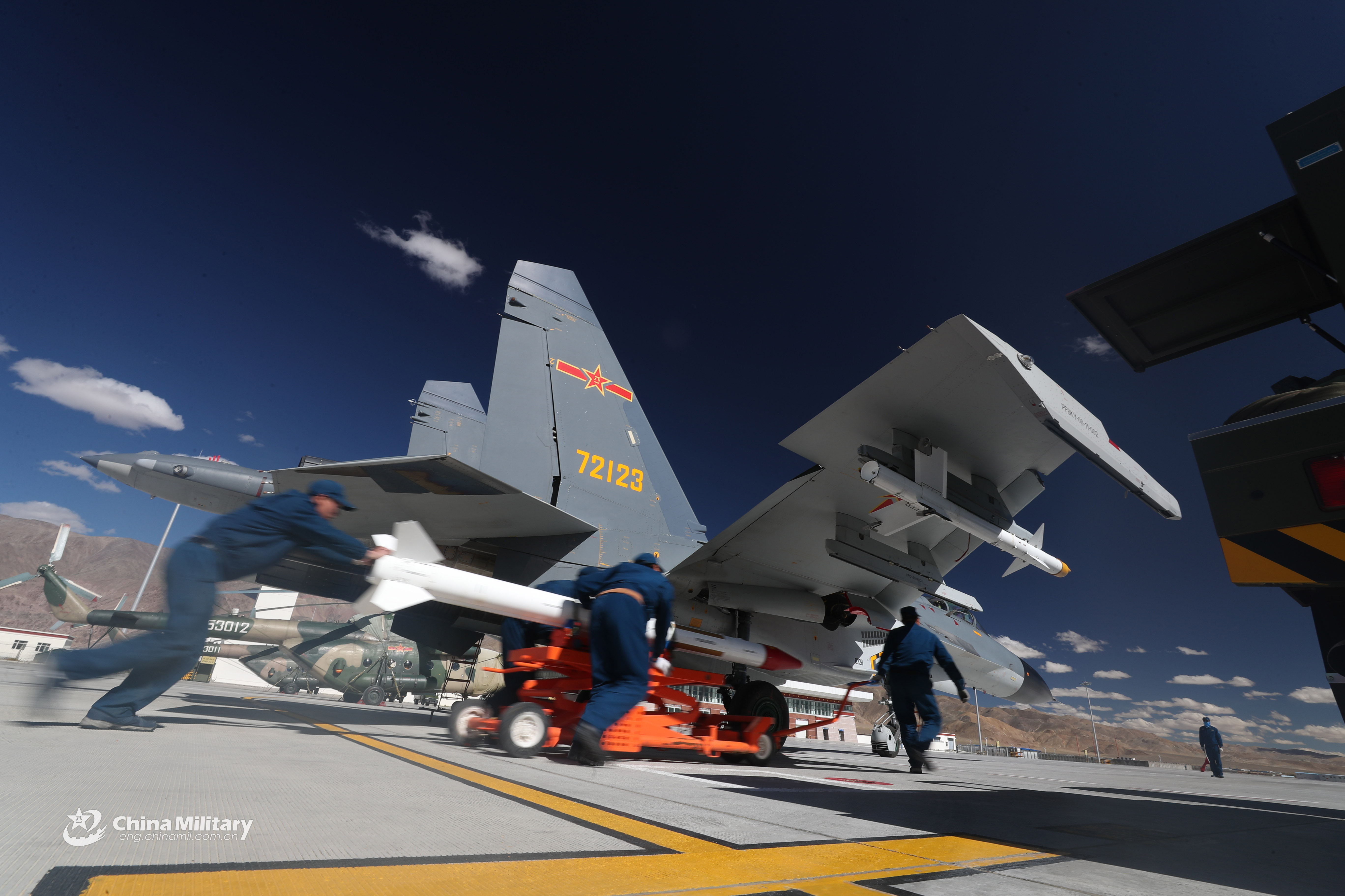 歼11b战斗机高原民航机场起飞和雪山为伴
