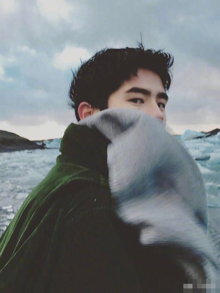 不论昊然弟弟坐着还是站着，整个照片的意境都传达的十分到位，时而孤傲时而洒脱。