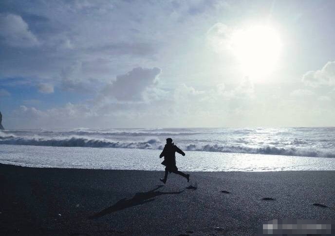 但当坛子(微信号:tanziapp)哥看到了网上镜头之下的实拍图，不仅笑出了声，昊然弟弟也太可爱了！