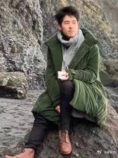 图中的刘昊然一脸生无可恋：我是谁？我在哪儿？我在这儿干嘛？