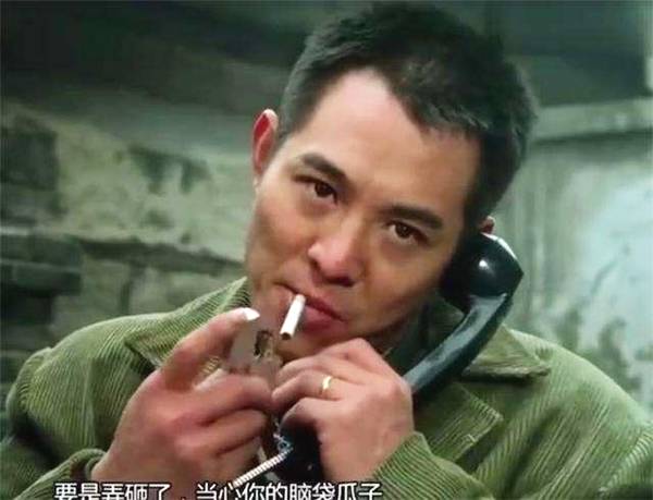 李连杰在作品中经常有着大战前点一个烟的习惯,当年这也是风靡大街小巷很多人争相模仿。