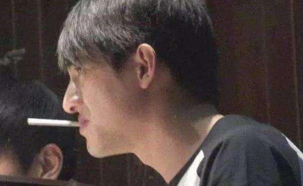 小鲜肉吸烟的样子黄子韬像不良少年林更新像地主家的傻儿子