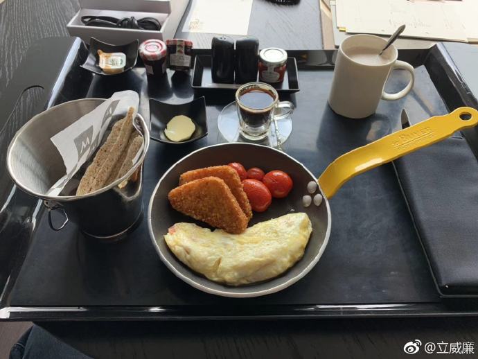 跟着立威廉晒了一张自拍，标致的酒窝和发型，一眼认出来这就是当年的William啊！