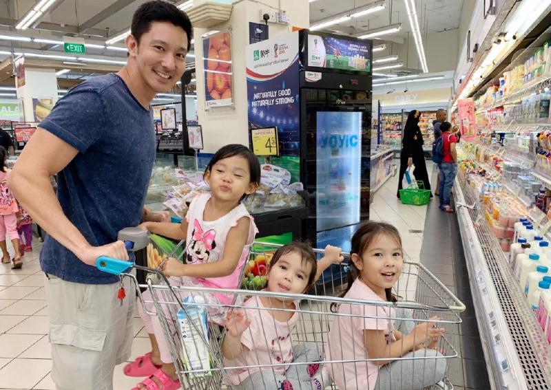 带娃的立威廉也很帅啊！虽然不再是偶像小生，但却是个酷老爸没错了。