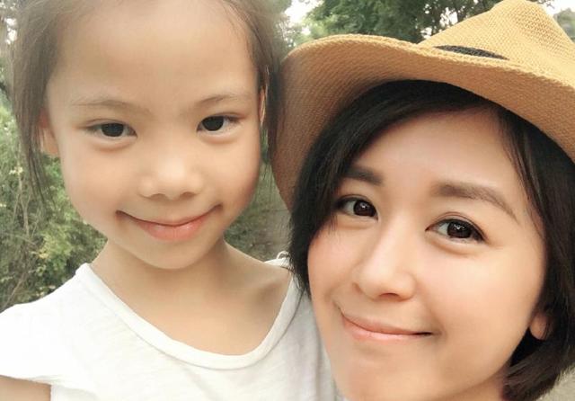 唐宁从小美到大，女儿完美继承优良基因