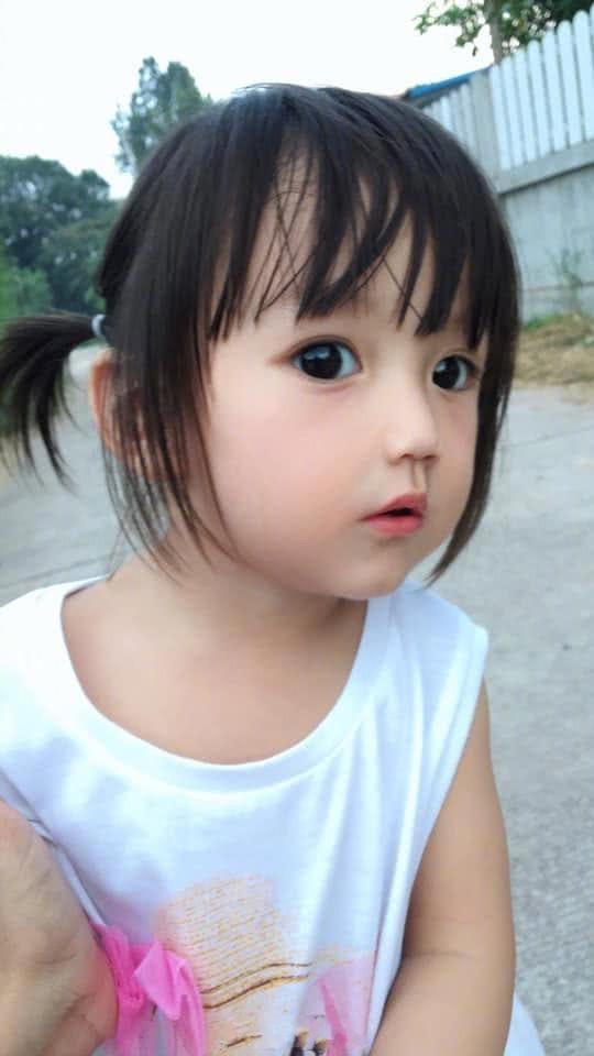 这位小女孩，不知道如何用语言来形容她的可爱，说她是小天使也不过分，，有木有萌哭你的心？