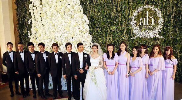 佟丽娅和陈思诚在大溪地举行的婚礼,气场强大的伴娘团和闺蜜团了也是十分抢眼的。