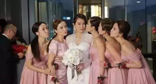 不知道你们认为哪一位女明星的伴娘团最高颜值呢？留言和大家分享吧！