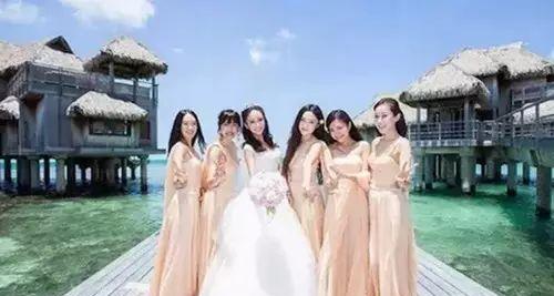 胡杏儿结婚时出现了很多TVB的熟脸,其中胡定欣在里面也是最瞩目的。